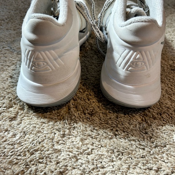 Nike Kyrie Irving Flytrap “Grade School” basketball shoes, size 5 Kids - Picture 2 of 4